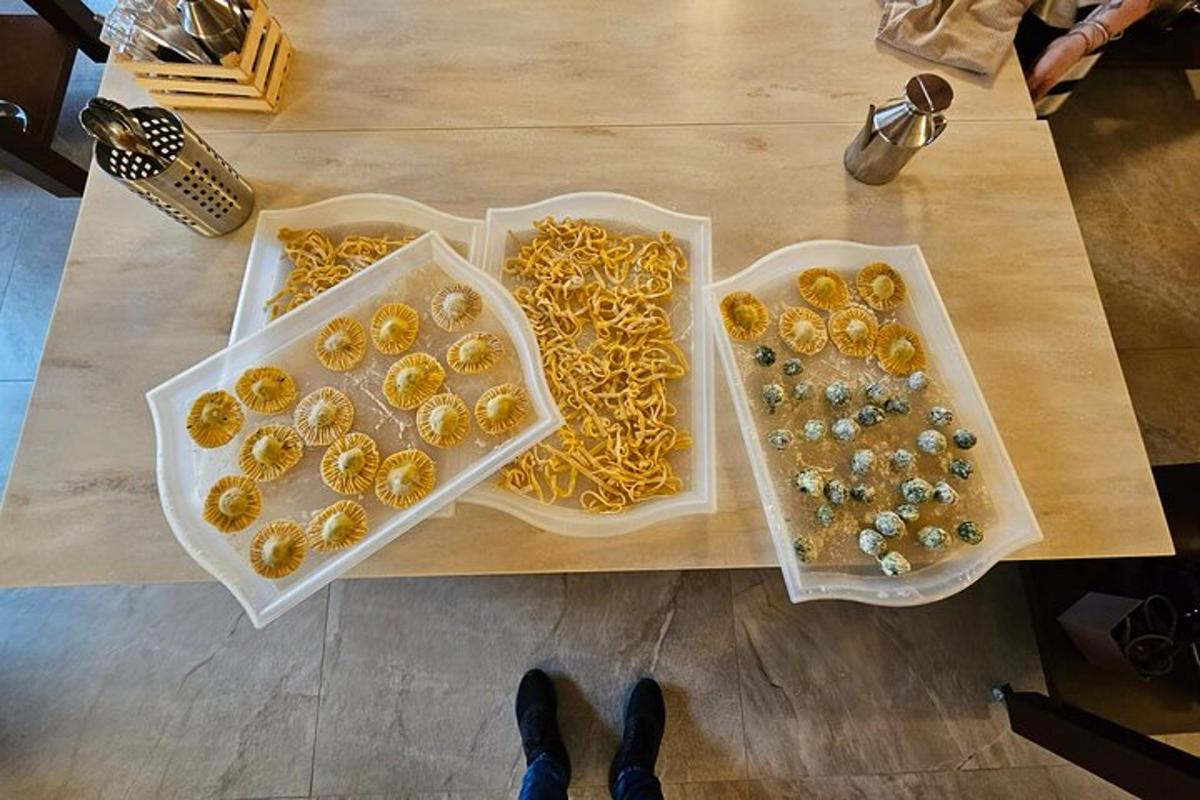 tveir plastbakkar með mat á borði