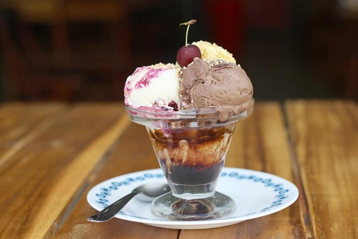 ís í sundae á diski á borði