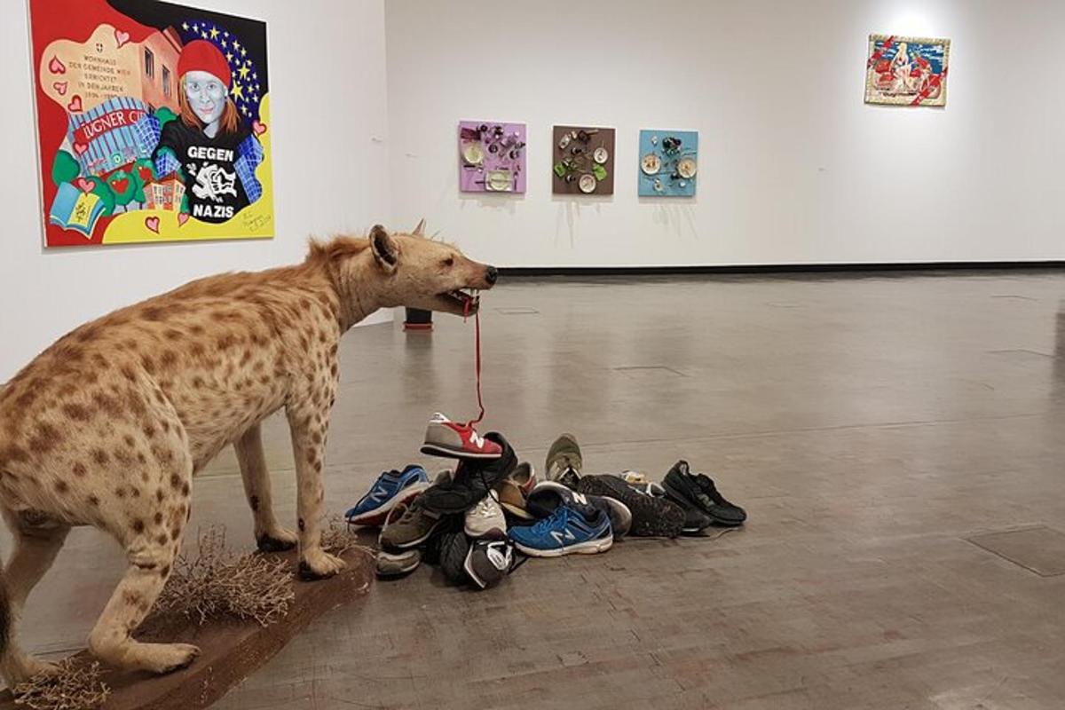 seekor anjing berdiri di sebelah timbunan kasut