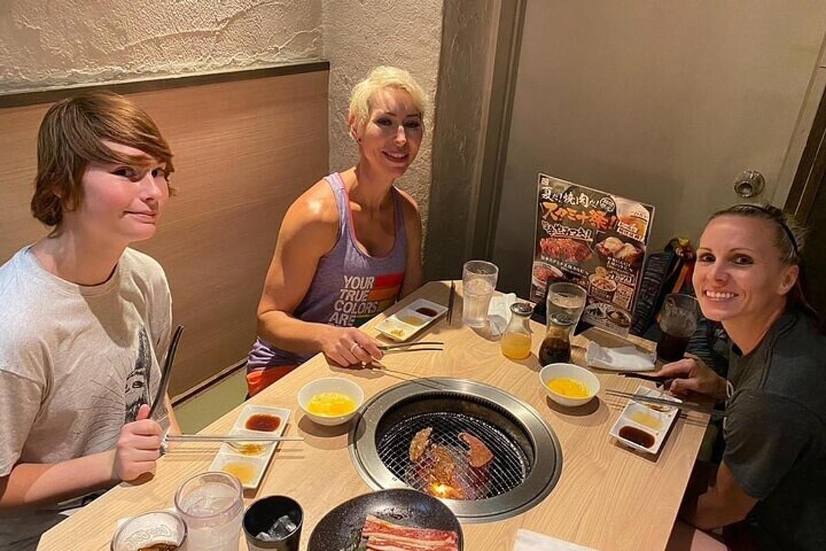 三个女人围坐在桌边，吃着食物