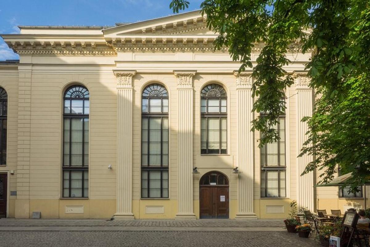 velika rumena stavba z okni in vrati