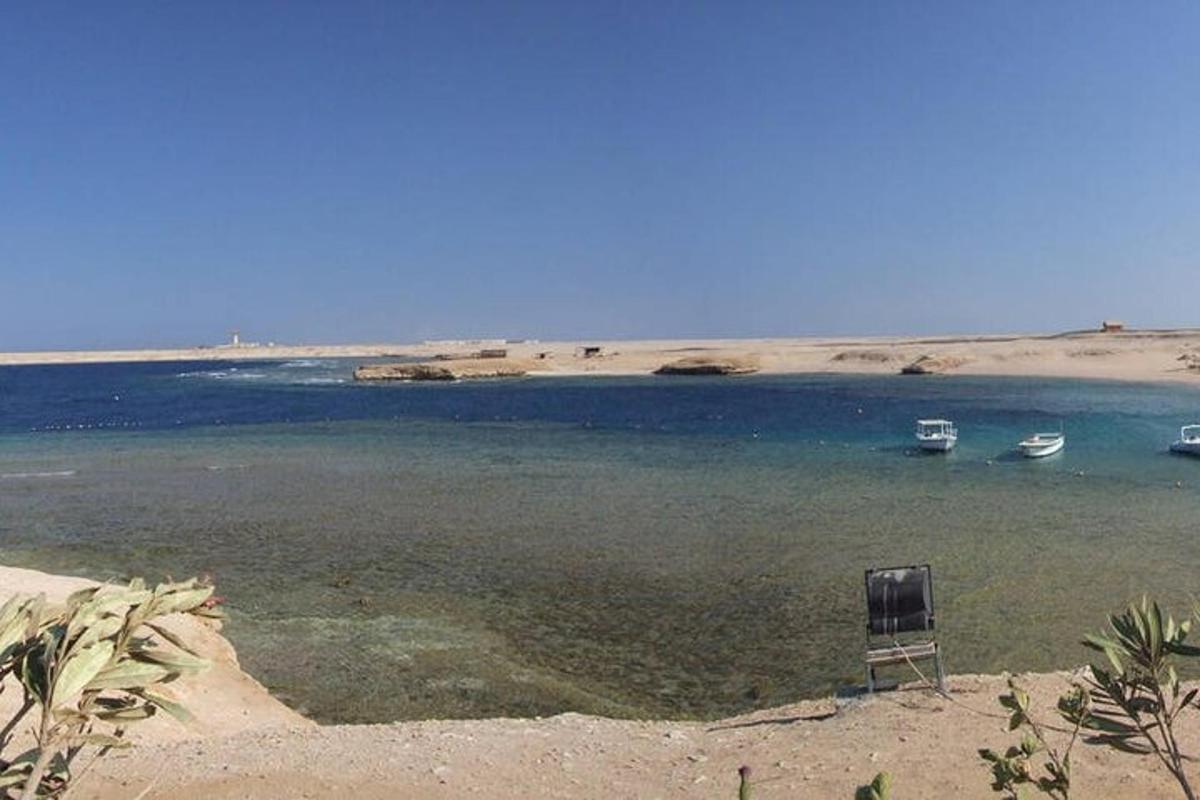 een stoel die midden in een watermassa staat