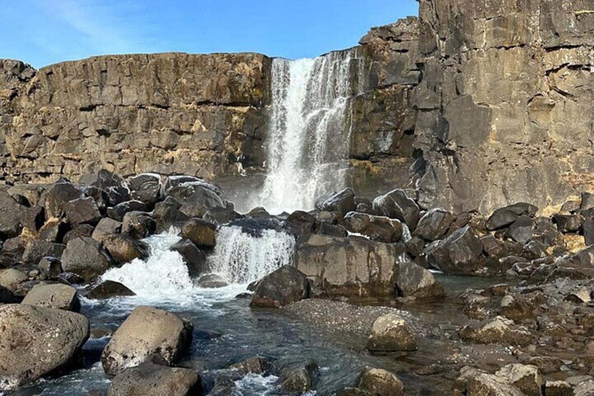 air terjun di tepi tebing dengan batu
