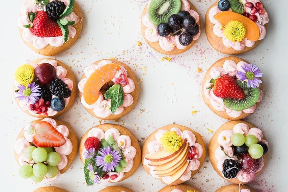 un mucchio di ciambelle con frutta sopra