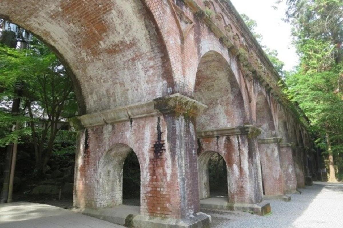 un vecchio edificio in mattoni con un arco