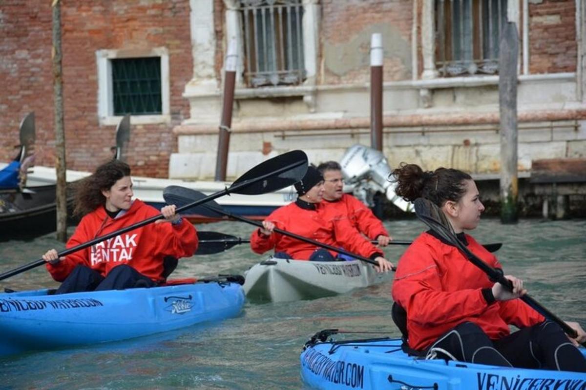 un grup de persones en caiacs a l'aigua