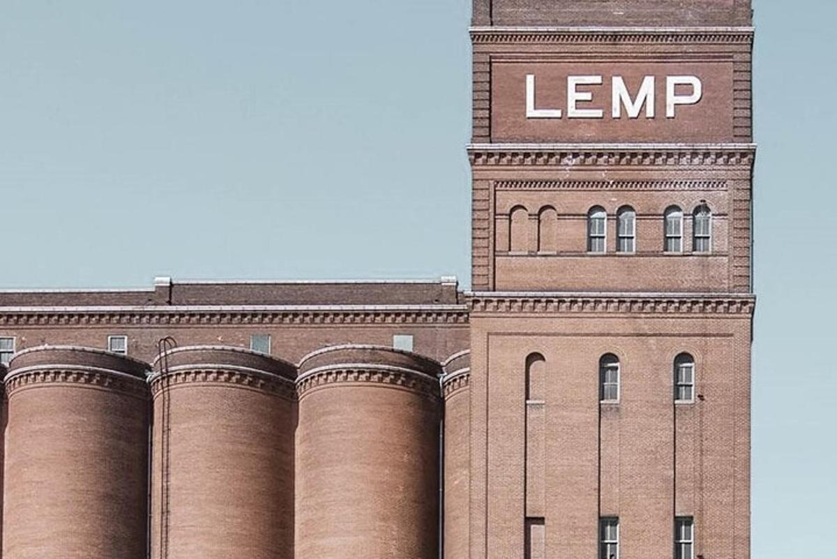 um grande edifício de tijolos com uma placa de Lemp nele