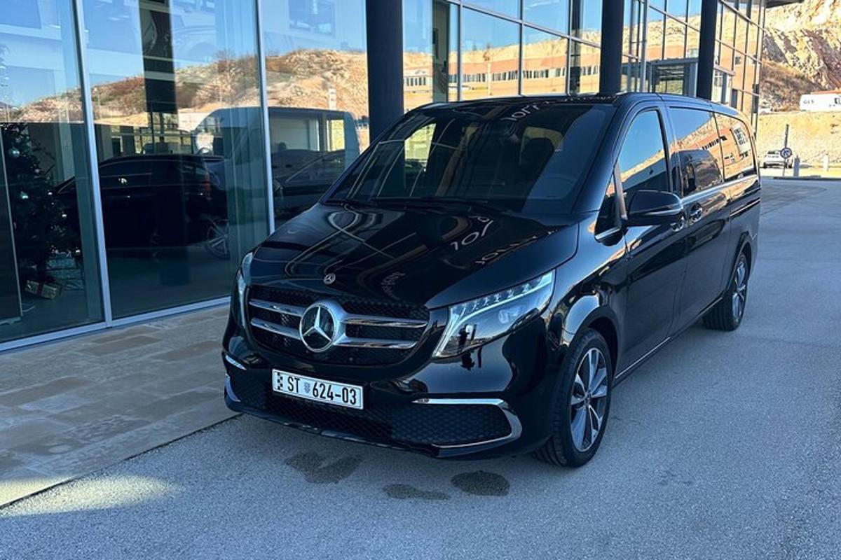 černé auto zaparkované před budovou