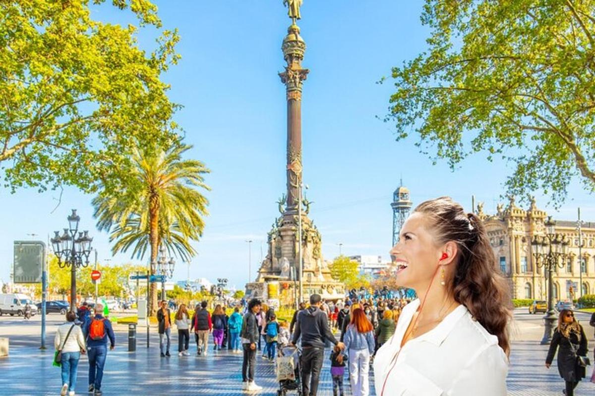 una dona dempeus davant d'un monument en una ciutat