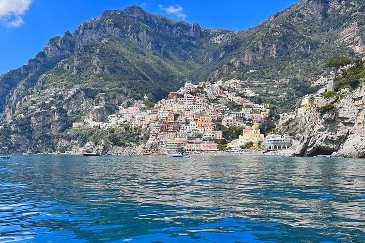 Positano látképe a hegyről, vízről