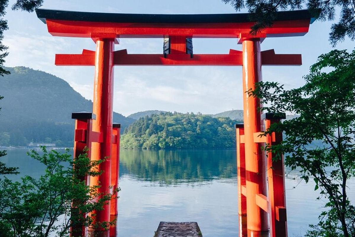 gerbang torii di tengah danau