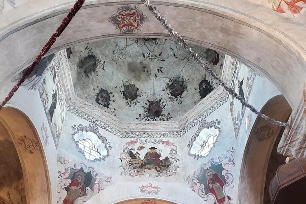un soffitto di un edificio con un dipinto sopra
