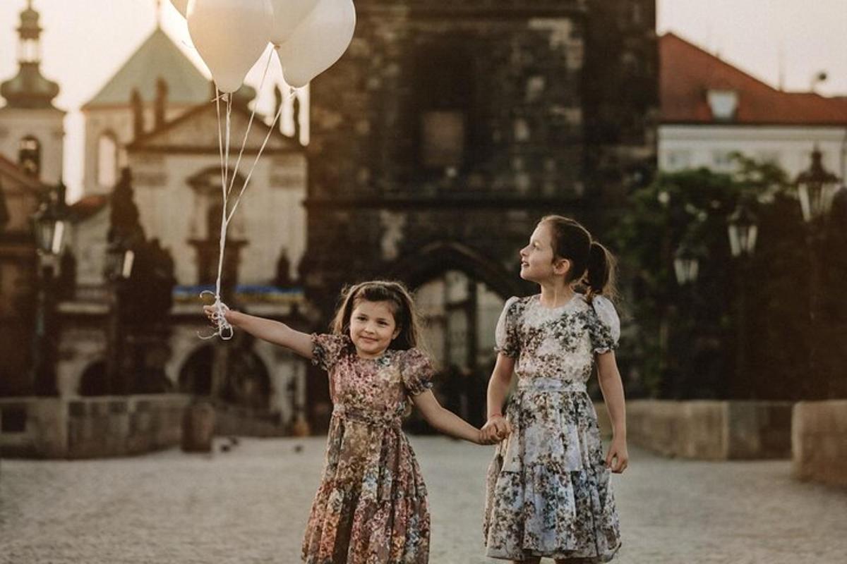 duas meninas de mãos dadas enquanto seguram um balão