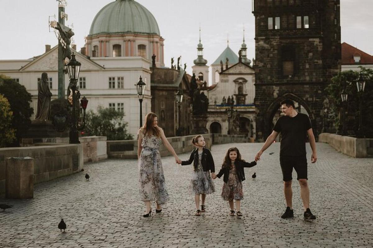 uma família de mãos dadas em frente a um prédio