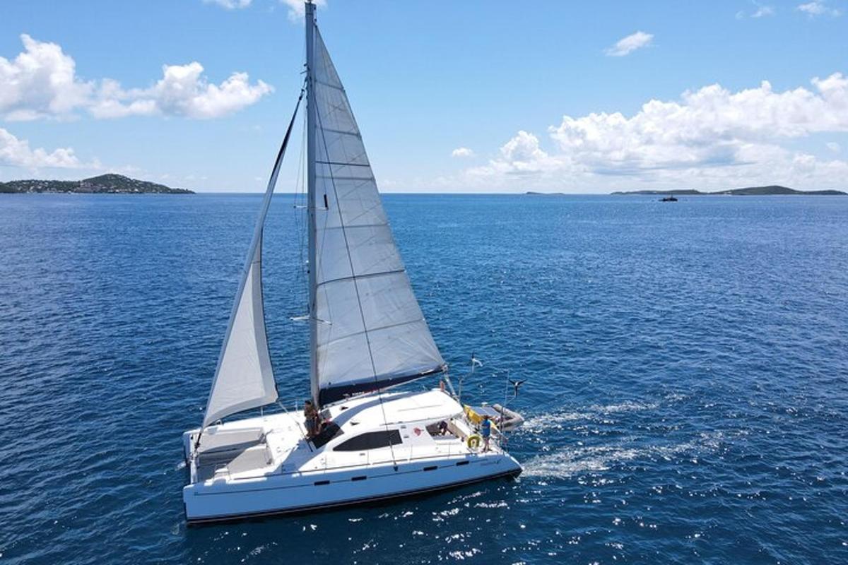 bela jadrnica v oceanu na vodi