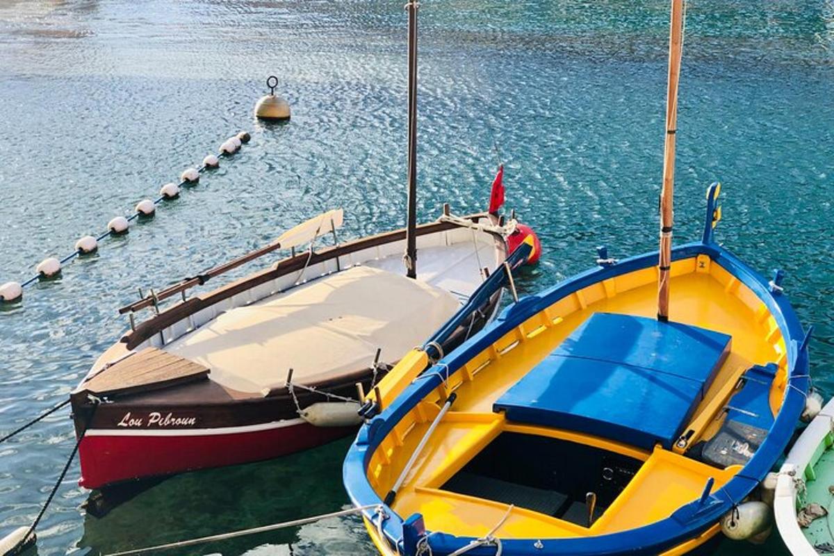 Un barco está atracado en un muelle en el agua.