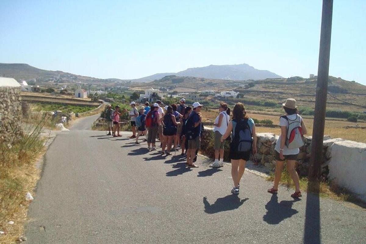 un gruppo di persone che camminano lungo una strada