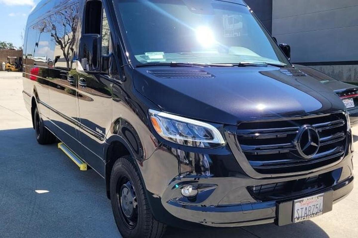 parklas pargitud Mercedes-Benzi kaubik