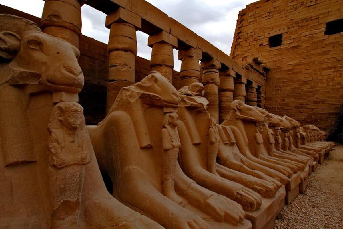 un muro di pietra con statue sul lato di un edificio