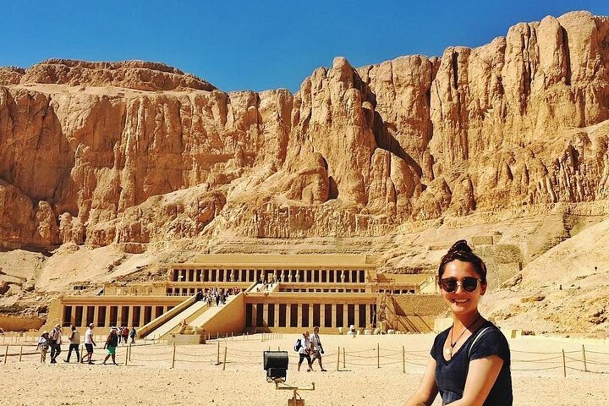 una donna in piedi davanti a un edificio nel deserto