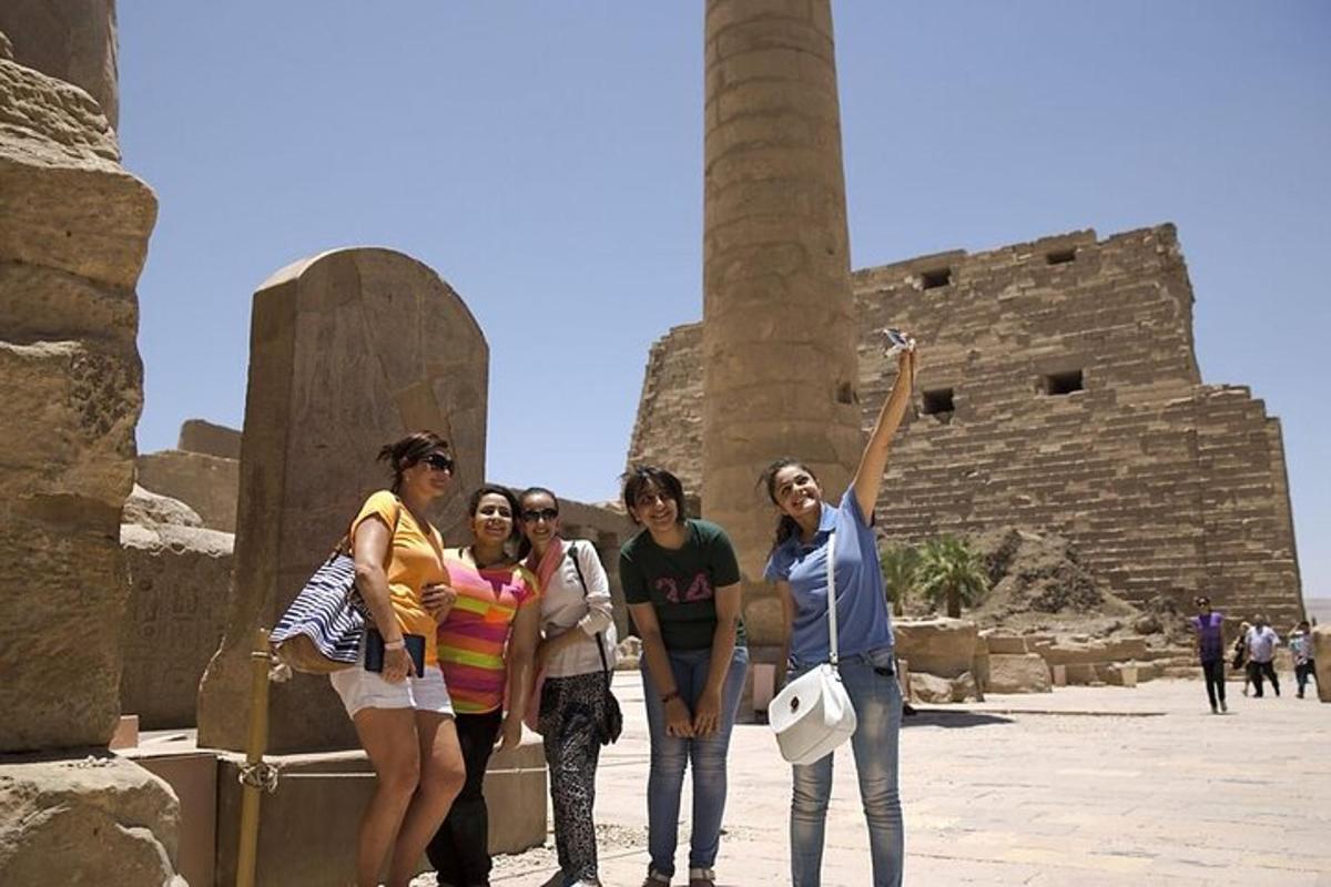 un gruppo di persone in piedi davanti a una torre
