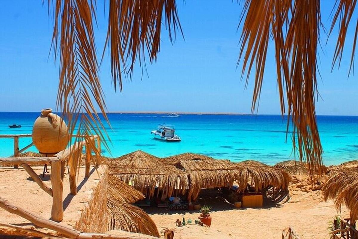 Blick auf einen Strand mit einem Boot im Wasser