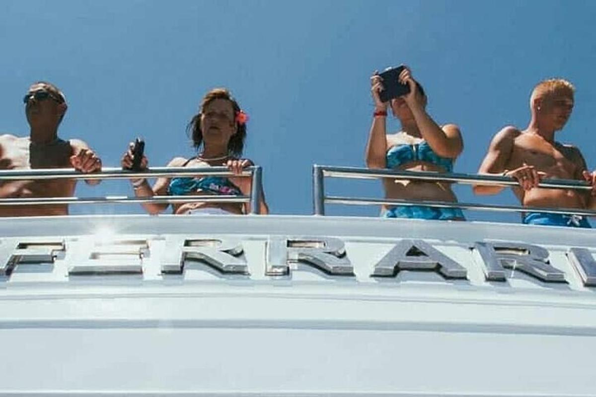 eine Gruppe von Menschen, die auf einem Boot Fotos machen