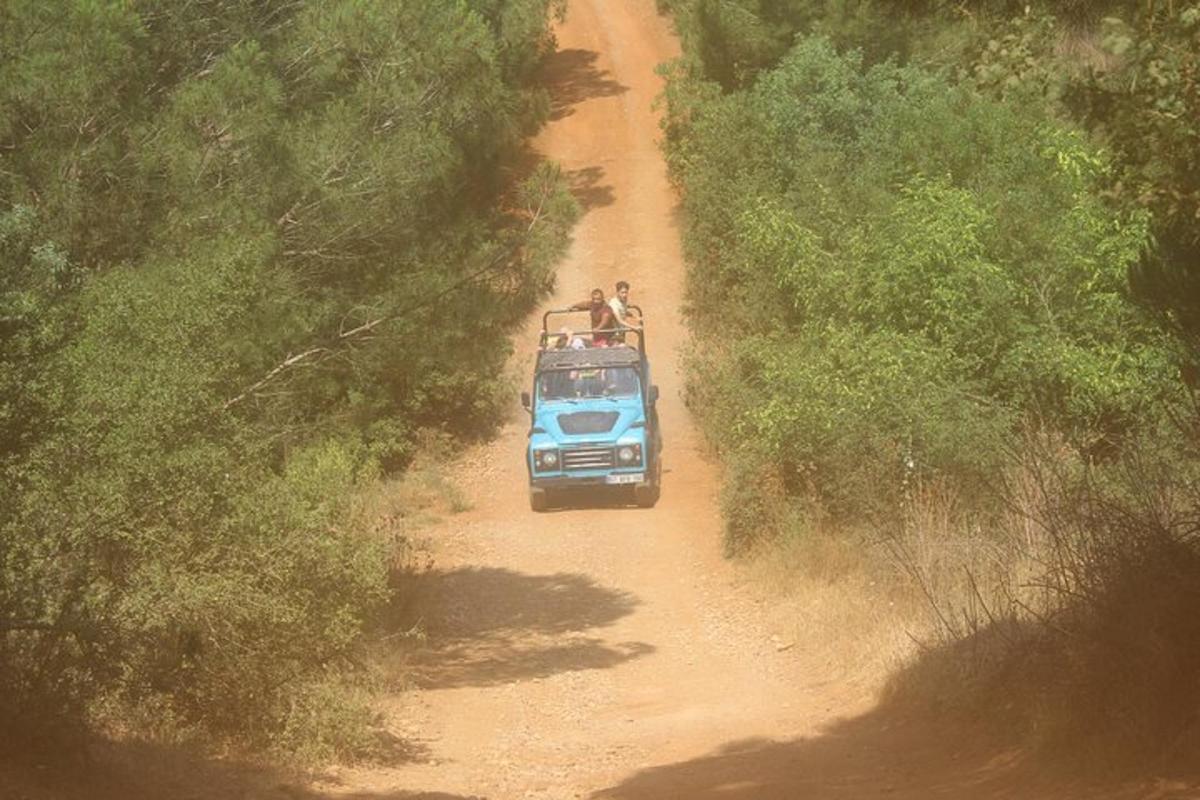 un camion blu che percorre una strada sterrata