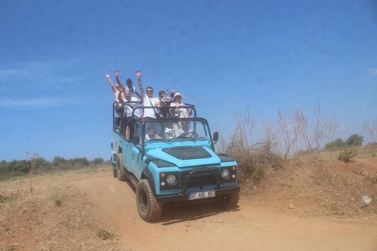 un gruppo di persone che viaggiano sul retro di una jeep