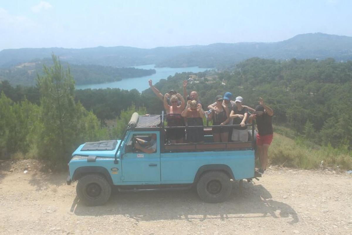 un gruppo di persone in piedi sul retro di un camion blu