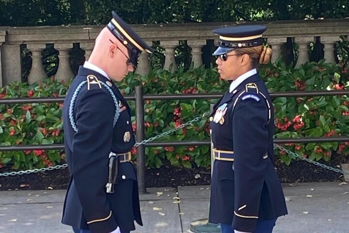 doi militari în uniformă stând unul lângă altul