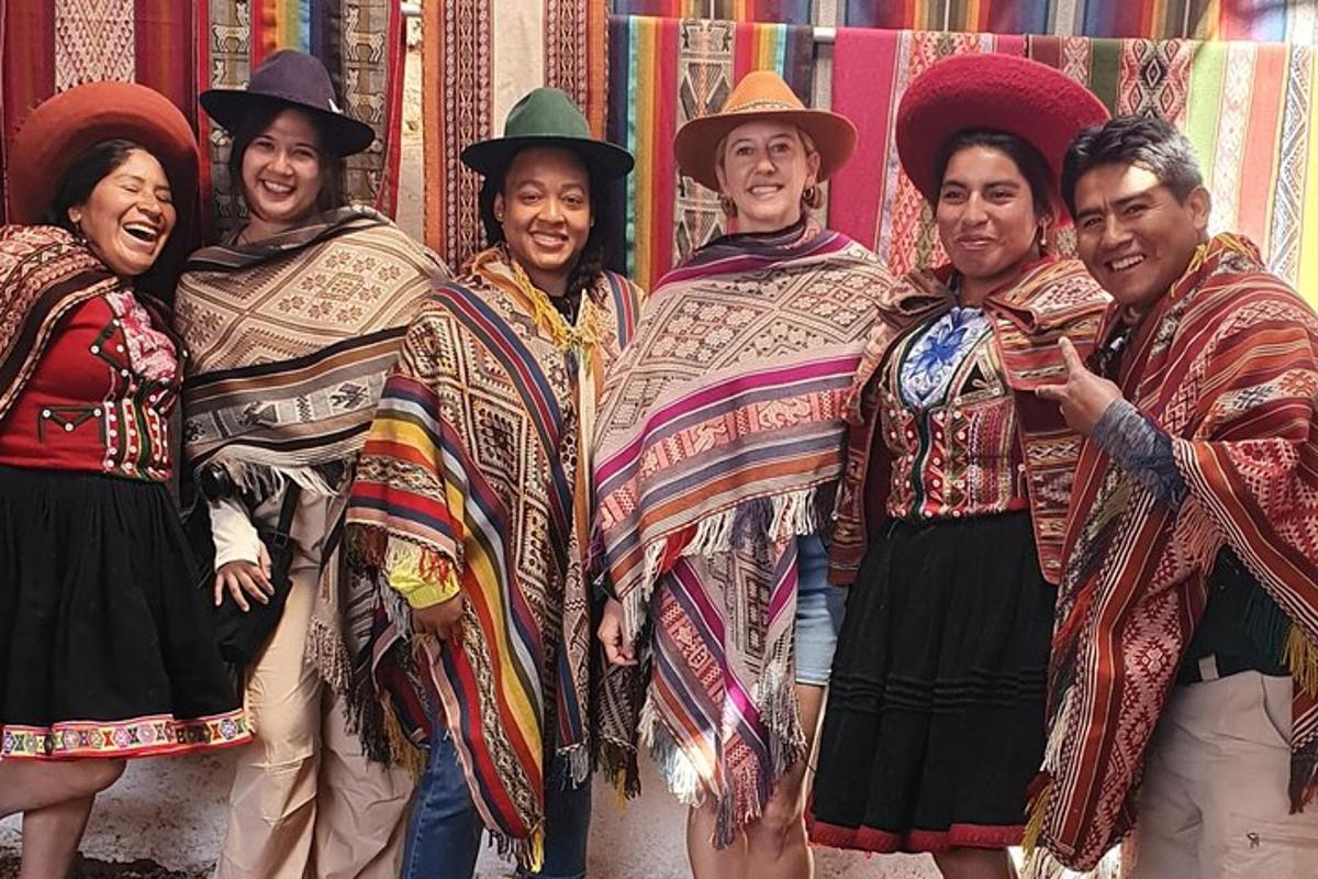 un grup de persones posant per a una foto