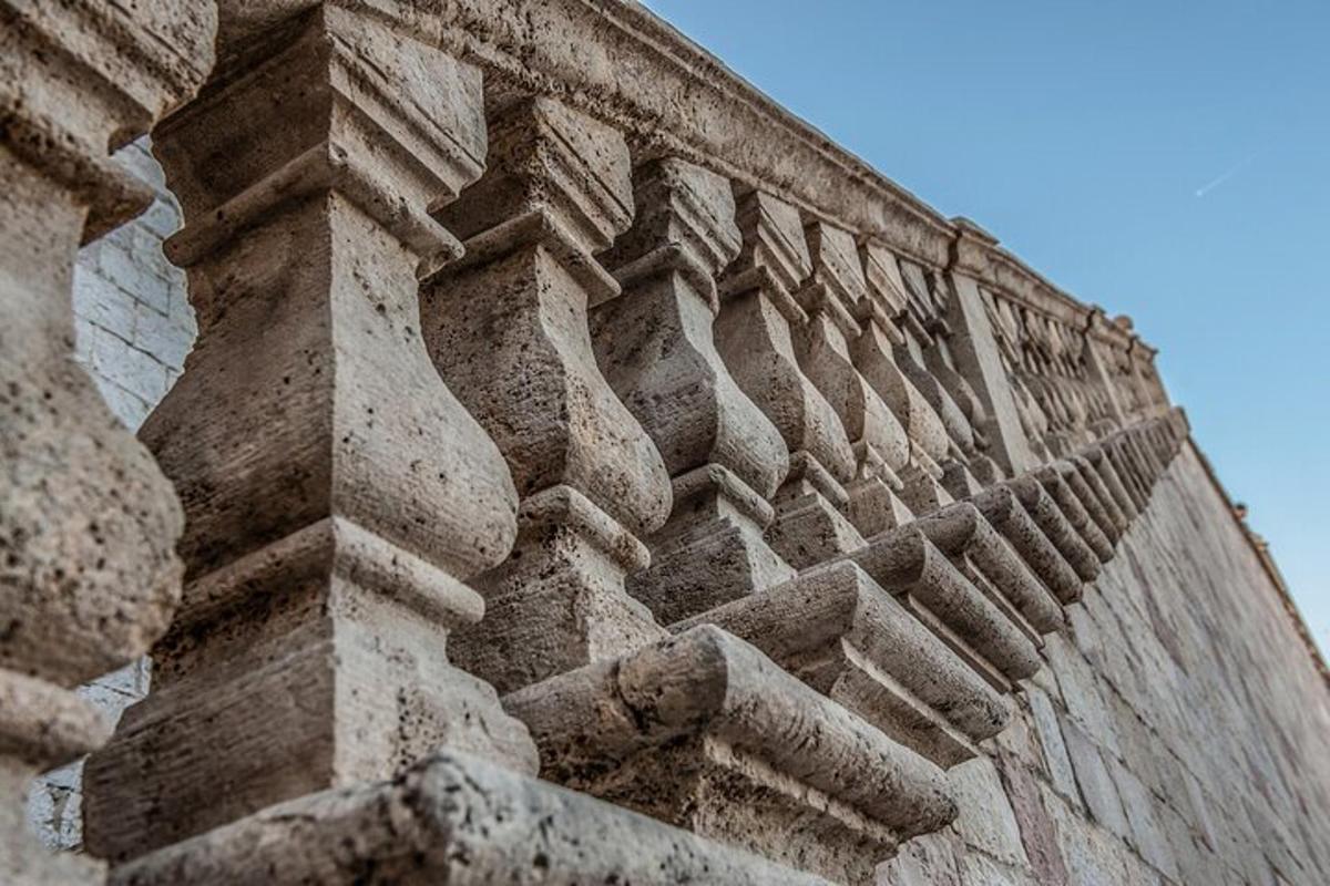 una sporgenza di pietra di un edificio