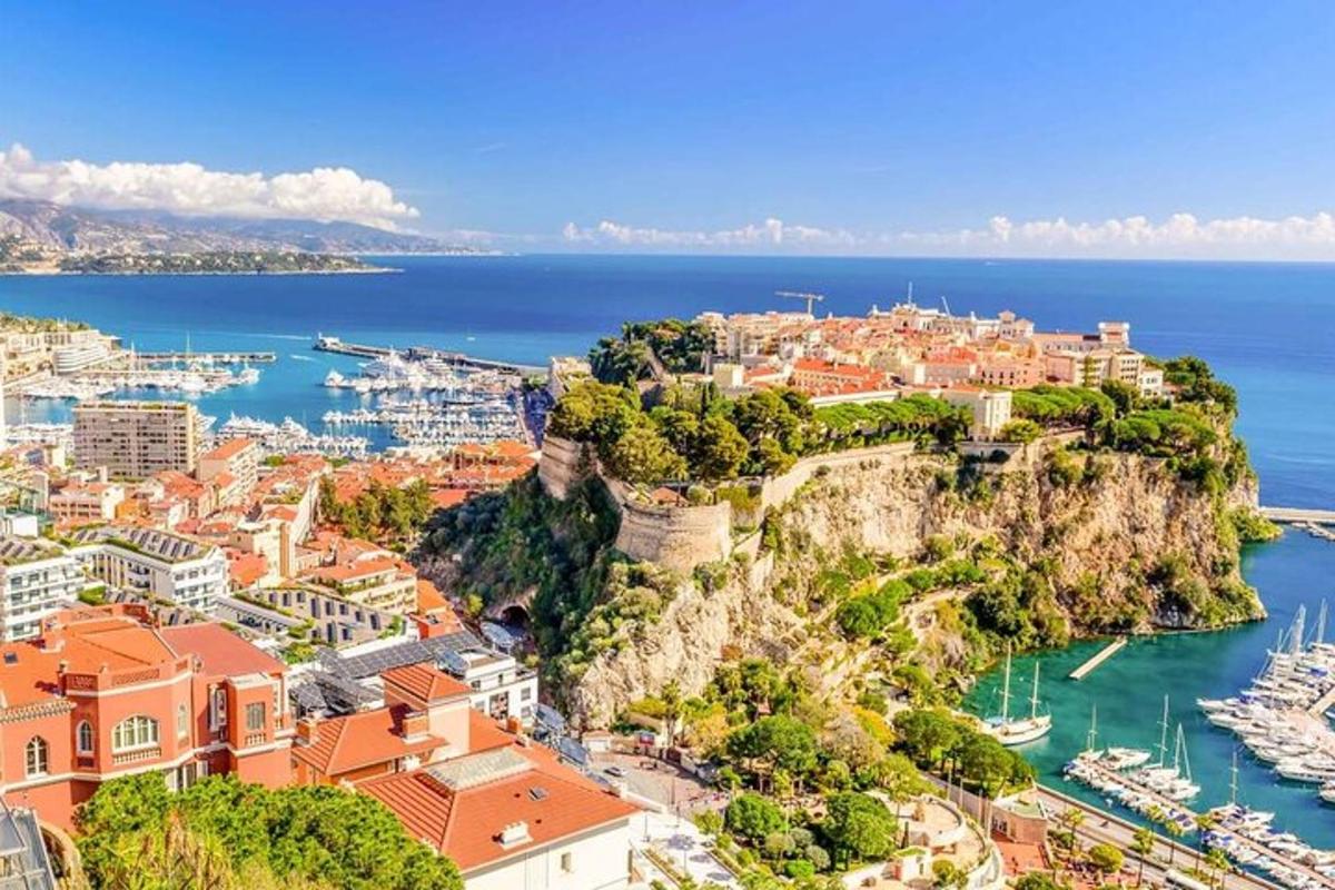 Pohled na město Dubrovník s loděmi ve vodě