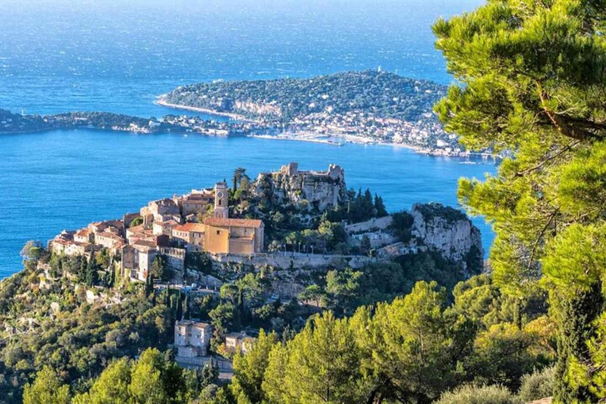 ένα χωριό στην κορυφή ενός βουνού μέσα στο νερό