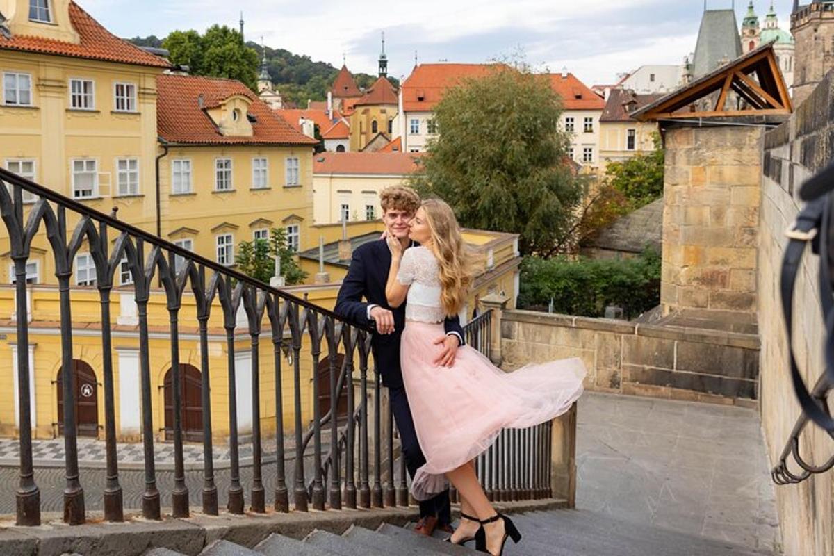 muškarac i žena stoje na stubištu