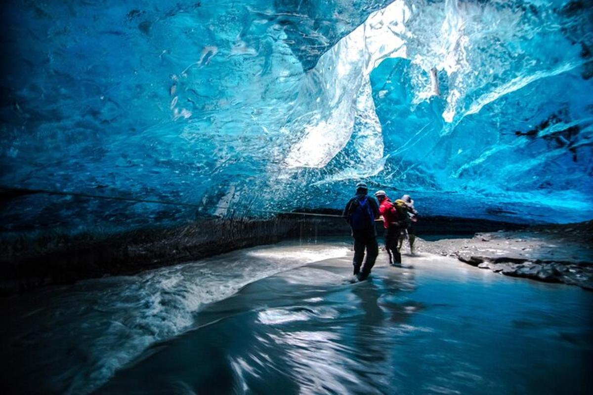un gruppo di persone che camminano in una grotta di ghiaccio