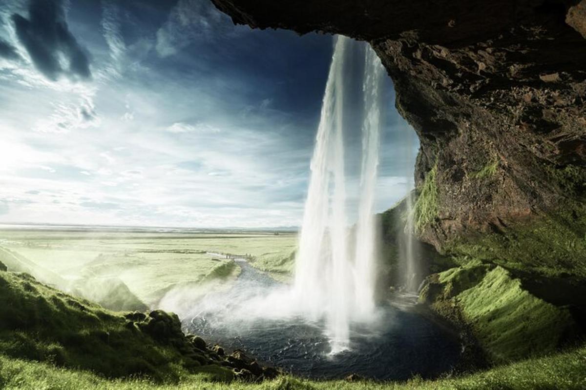 en foss faller fra en hule ned i vannet