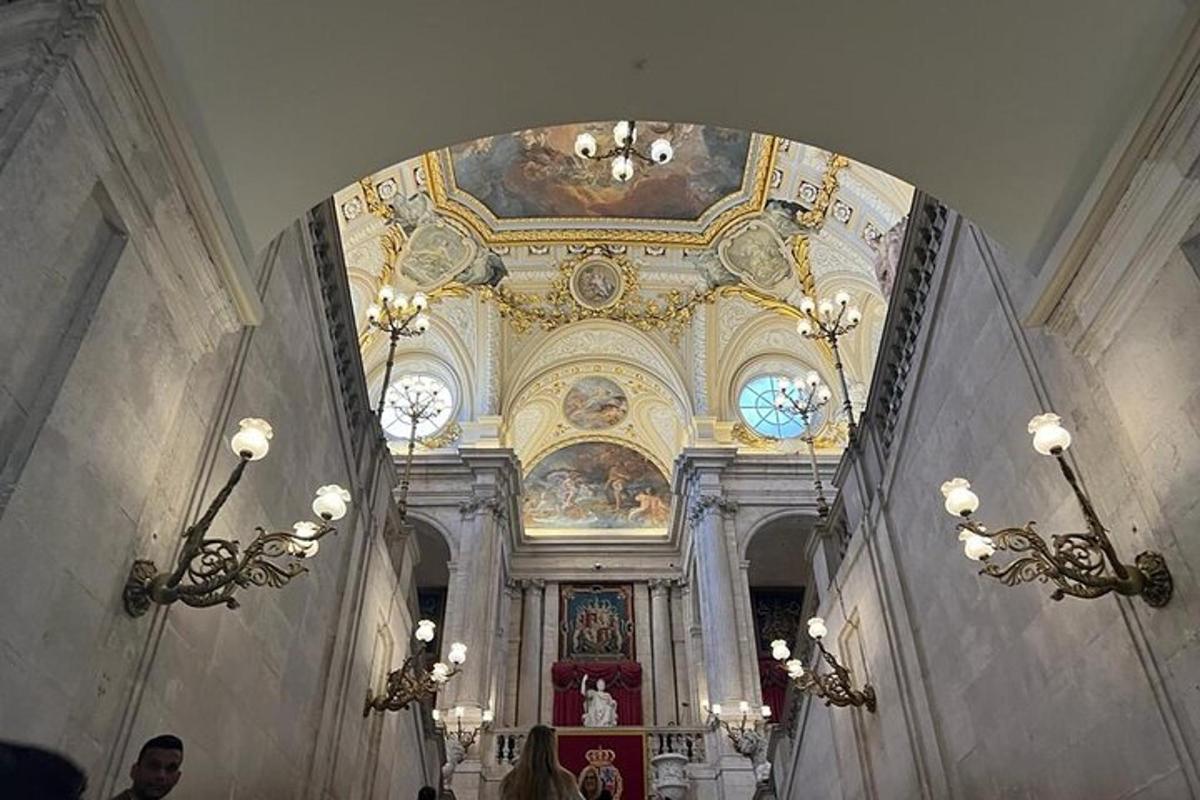 sebuah gereja dengan siling dan candelier