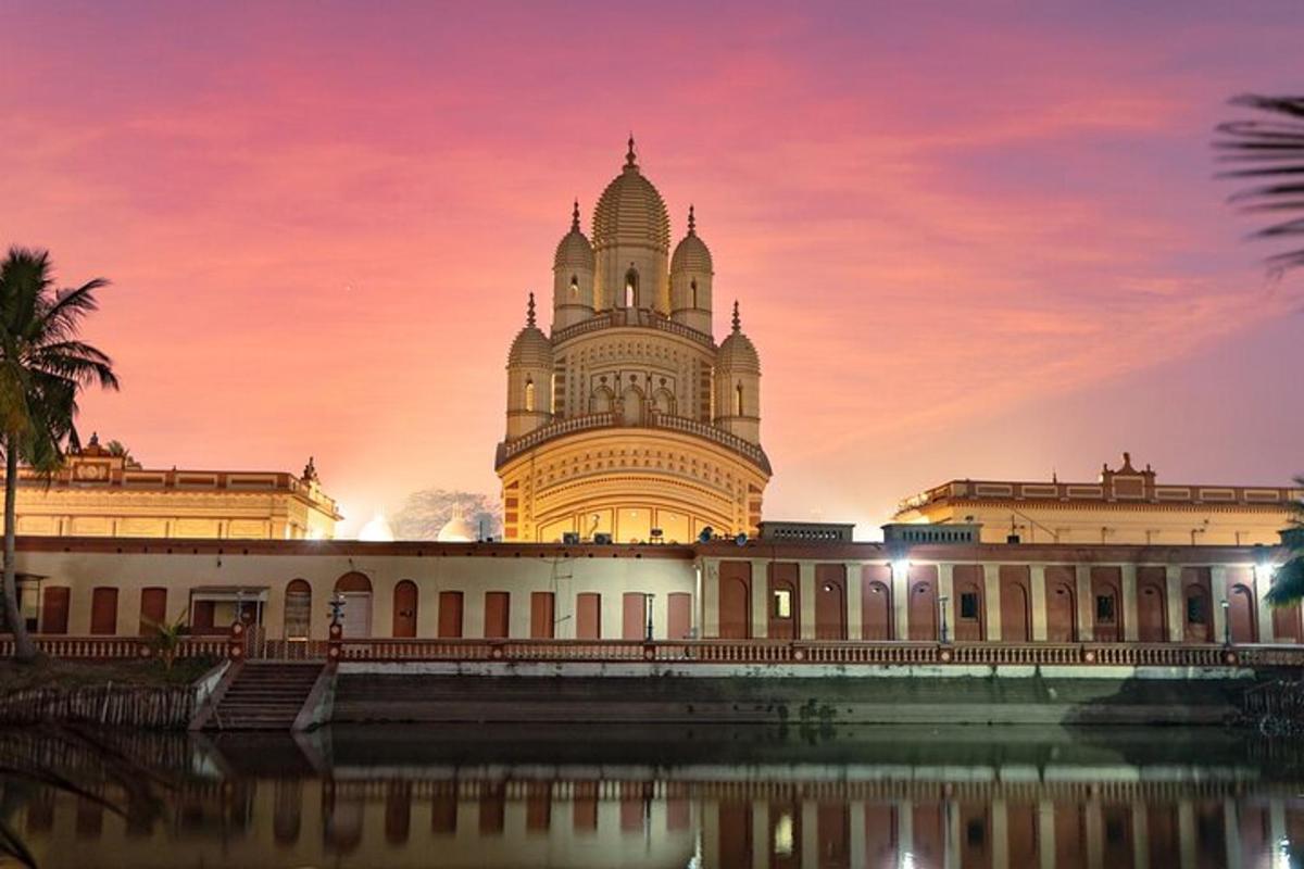 Un edificio con una puesta de sol al fondo