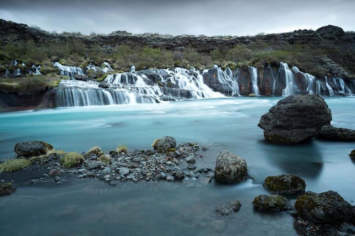 una grande cascata nel mezzo di un fiume