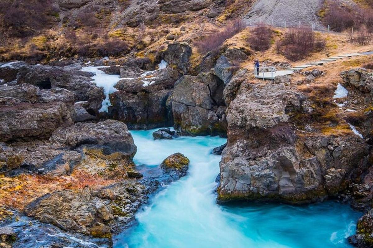 una vista aerea di un fiume con acqua blu e rocce