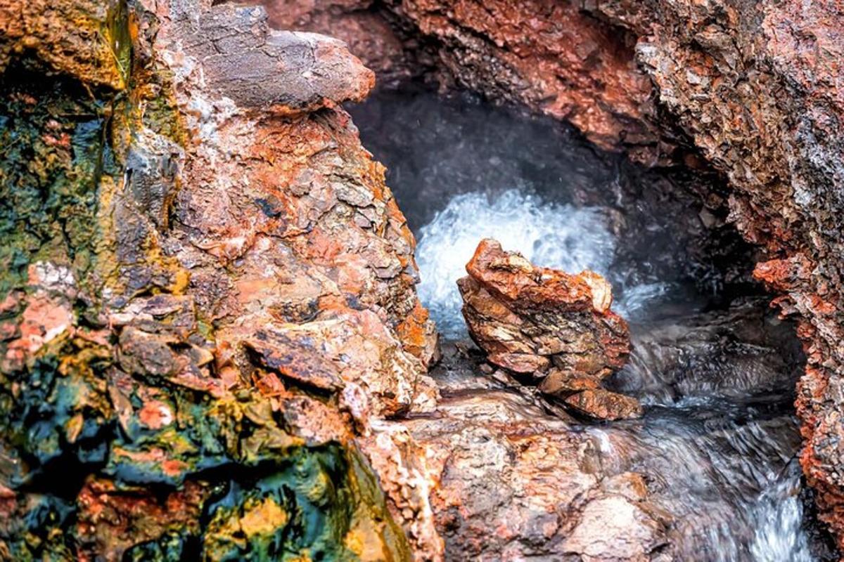 un piccolo ruscello d'acqua in una formazione rocciosa