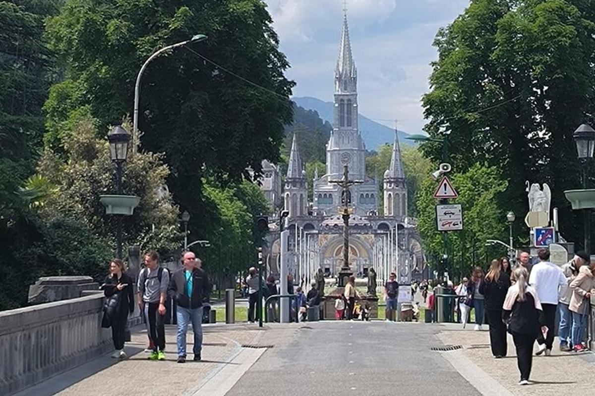eine Gruppe von Menschen, die eine Straße vor einem Schloss entlanggehen