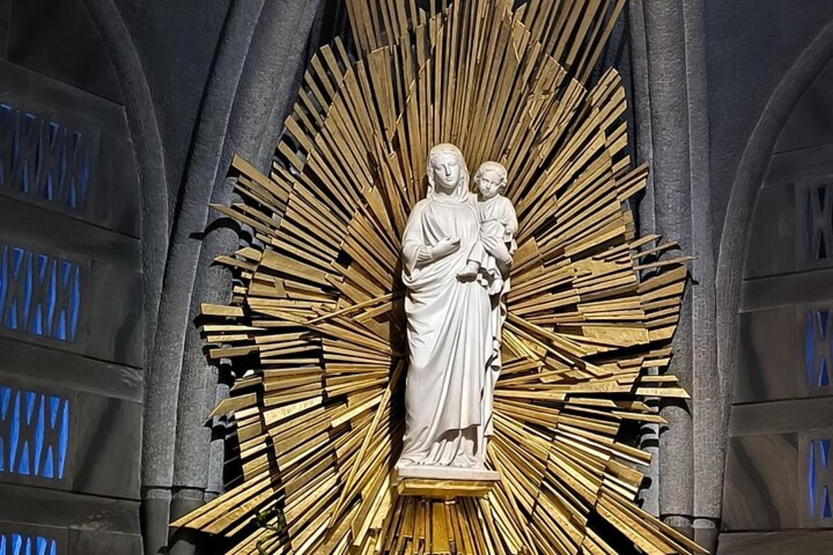 eine Statue eines Mannes, der ein Kind in einer Kirche hält