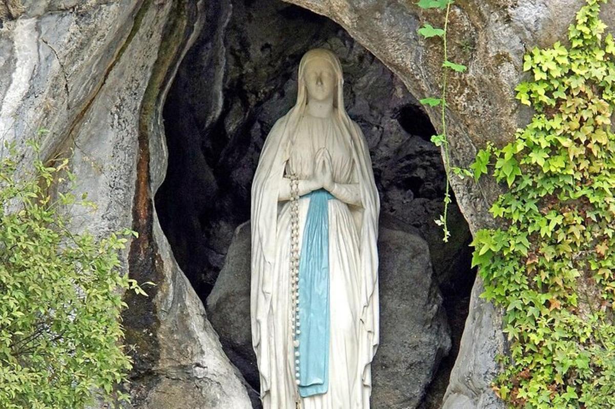 eine Statue eines Engels, der in einer Höhle sitzt