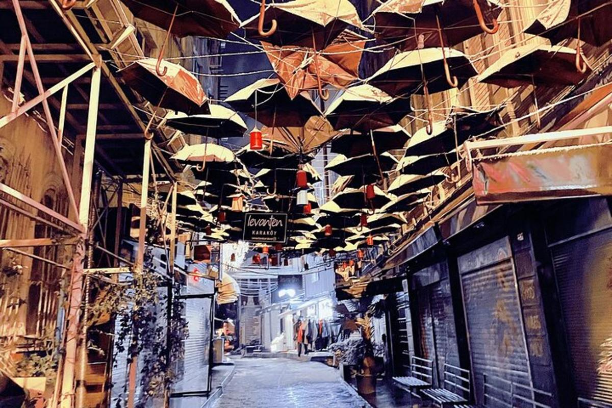 lorong dengan payung tergantung di siling bangunan