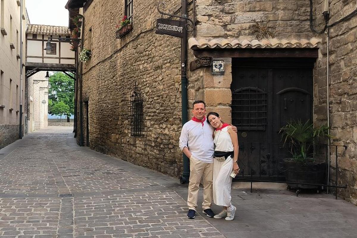 un uomo e una donna in piedi davanti a un edificio