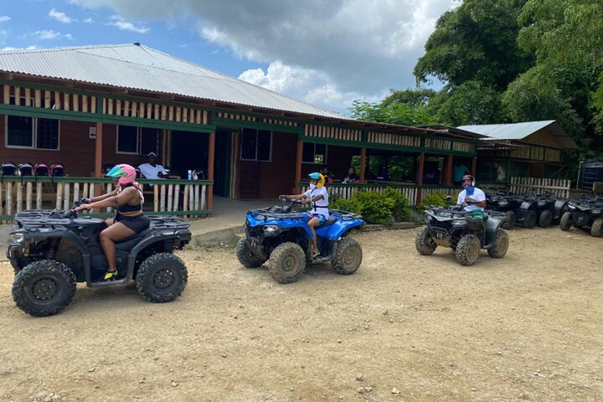 sekumpulan orang yang menaiki atv di hadapan sebuah bangunan