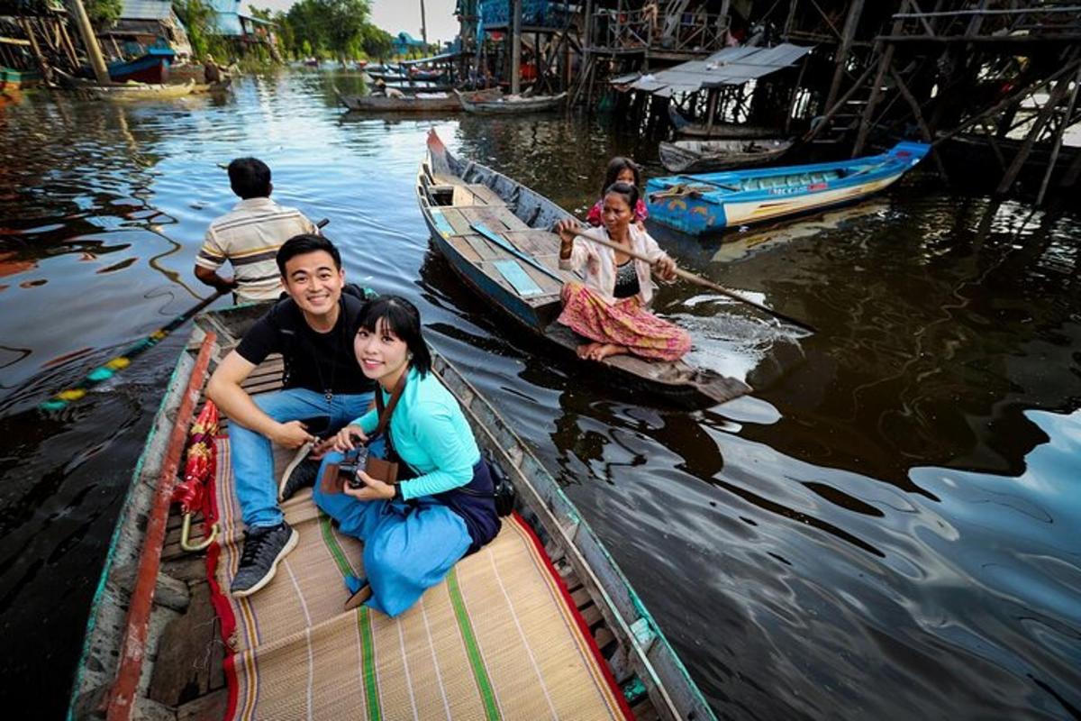 um grupo de pessoas sentadas em um barco na água